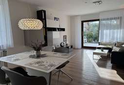 Wohnzimmer mit Schiebetür zum 