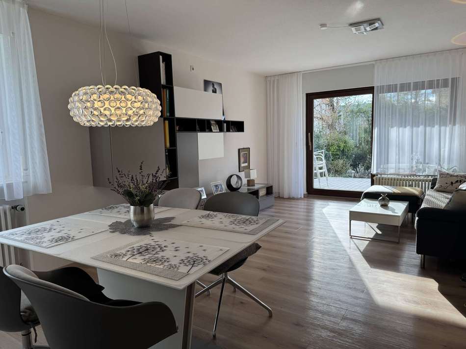 Wohnzimmer mit Schiebetür zum 