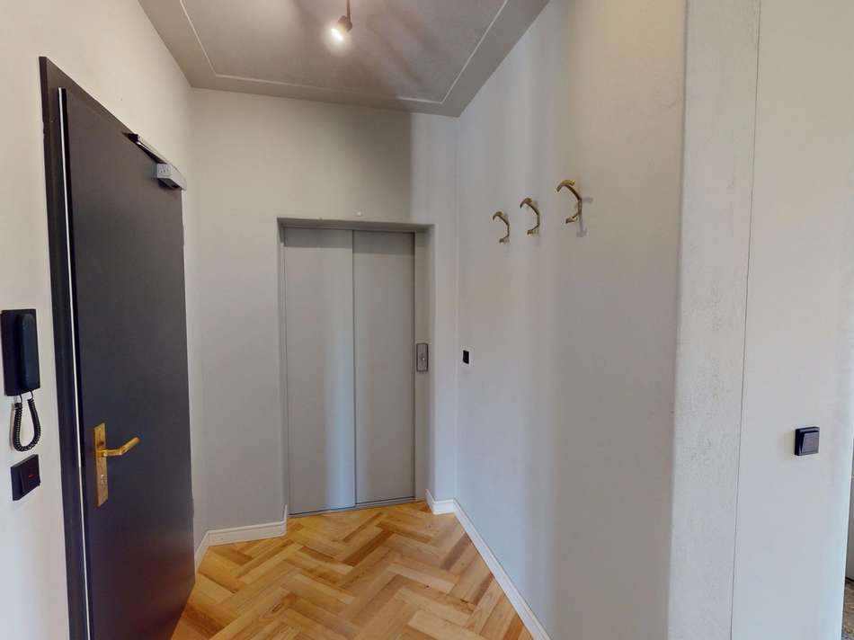 PRIVATLIFT & EINGANGSTÜR.jpg
