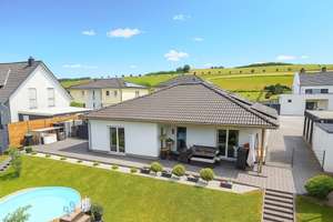 Energieeffizient und alles auf einer Ebene: Neubau-Bungalow mit unverbaubarem Fernblick – Die vollständige Adresse der Immobilie erhältst du vom Anbieter., 54314 Zerf – Vorschaubild 1