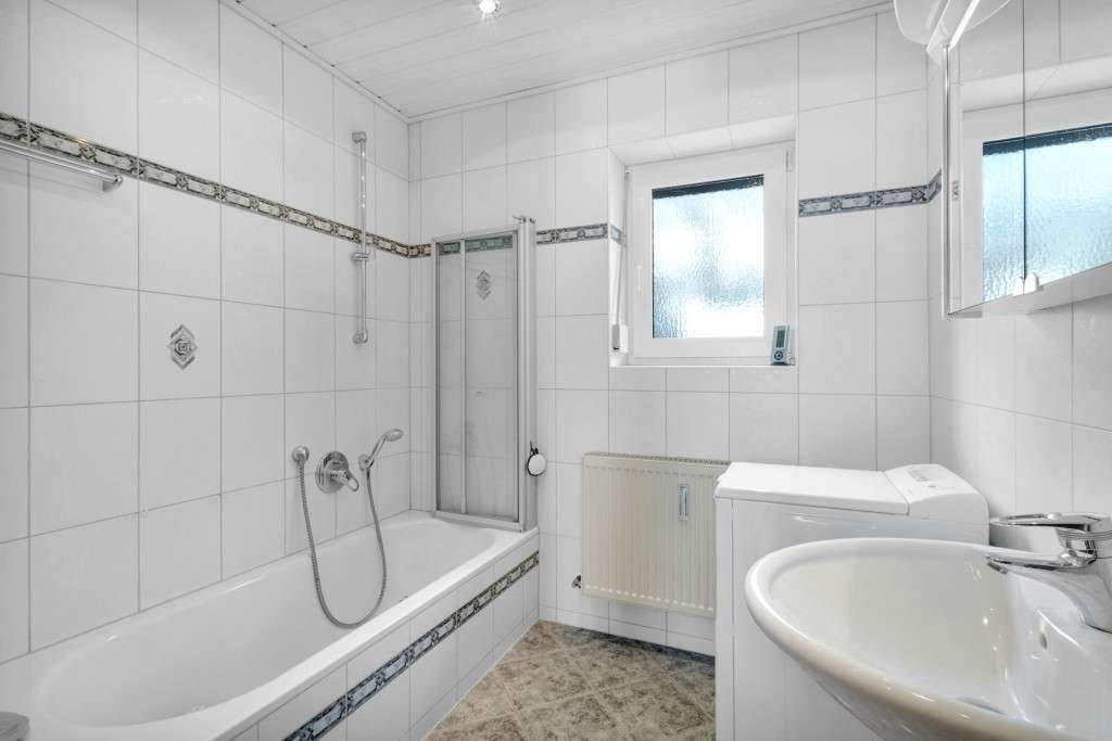 Immobilie in Pressath - Fernsicht geboten! Gepflegtes Dreifam.-Haus mit zwei Garagen und Carport - Bild 2