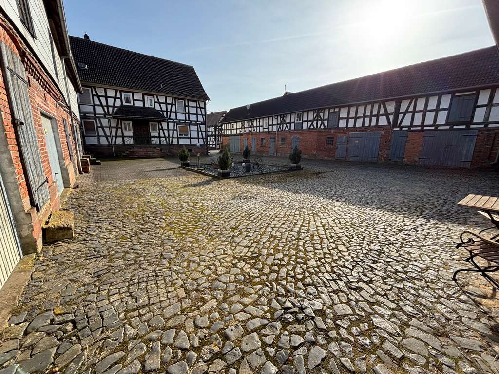 Immobilie in Ebsdorfergrund - Charmanter Vierseitenhof in 35085 Ebsdorfergrund - Bild 1