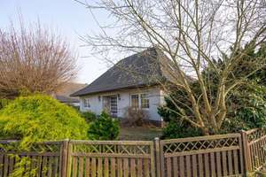 Zuhause in Weener: Großzügiger Bungalow mit Garten, Teich und überdachter Terrasse – Die vollständige Adresse der Immobilie erhältst du vom Anbieter., 26826 Weener – Vorschaubild 1