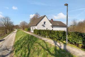 Zweifamilienhaus am Deich mit Einliegerwohnung & Tierhaltung auf über 4.000 m²