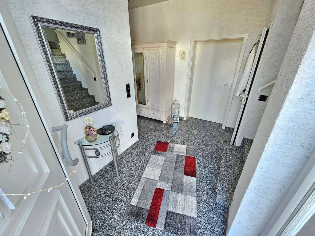 Immobilie in Höhr-Grenzhausen - Von RTI: Großzügiges Anwesen mit zwei Häusern und parkähnlichem Garten in Höhr-Grenzhausen! - Bild 3