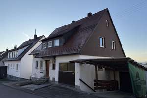 Großzügiges Einfamilienhaus in Erbach mit Einliegerwohnung in Hanglage – viel Platz & Potenzial – Die vollständige Adresse der Immobilie erhältst du vom Anbieter., 89155 Erbach – Vorschaubild 2
