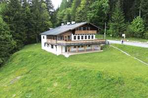 Sonniges Mehrfamilienhaus mit gewerb. Nutzung, großem Grundstück, Terrasse, Balkon & Doppelgarage – Berchtesgadener Land (Kreis) – Vorschaubild 1