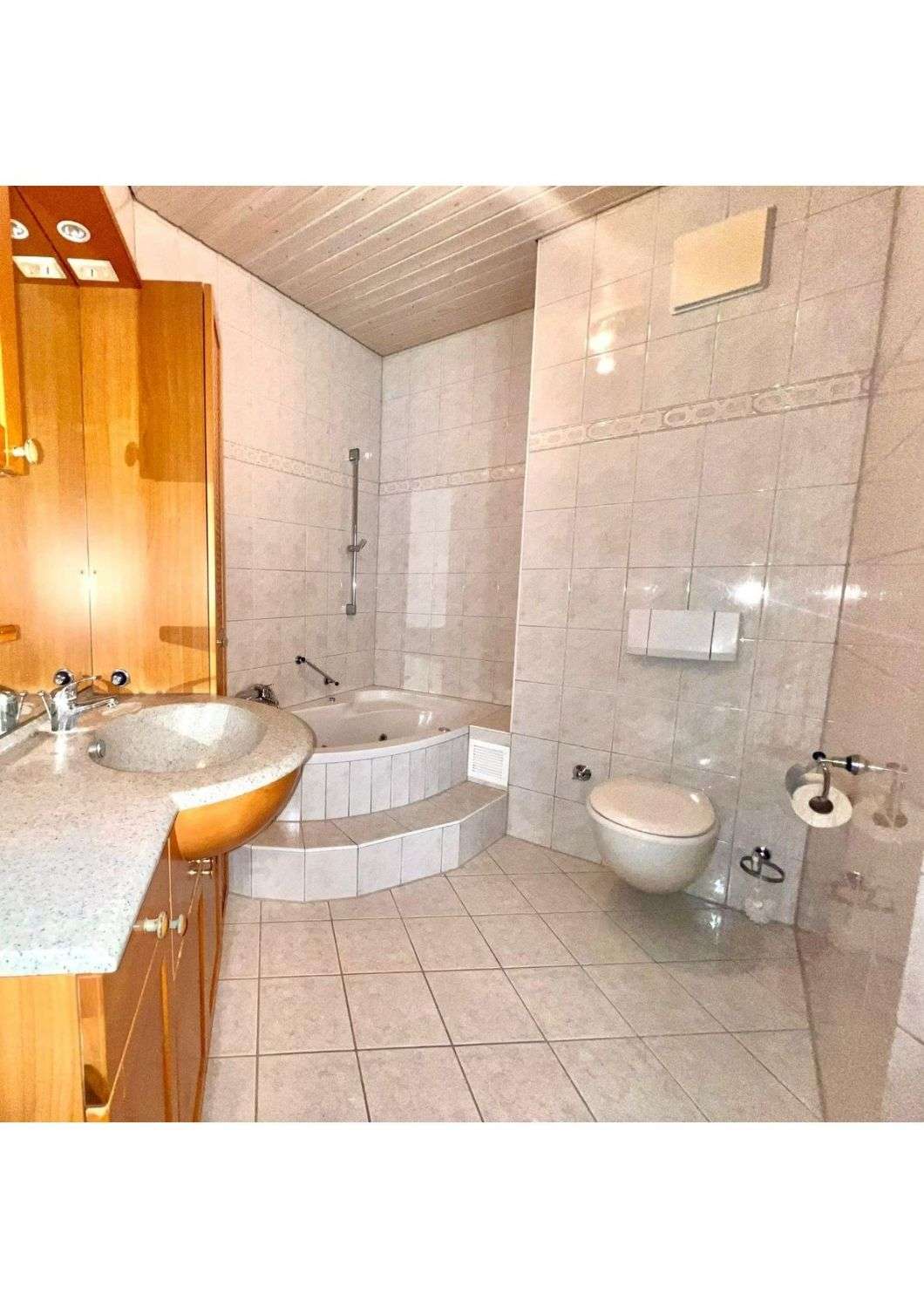 Immobilie in Lauchheim - Moderne Maisonette-Wohnung mit Balkon, Garage  3 Stellplätzen - Bild 2