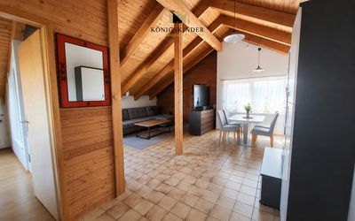 Pfiffige 3-Zimmer-DG-Wohnung mit traumhaftem Gartenanteil, Balkon, 2 KFZ Stellplätzen, Hobbyraum