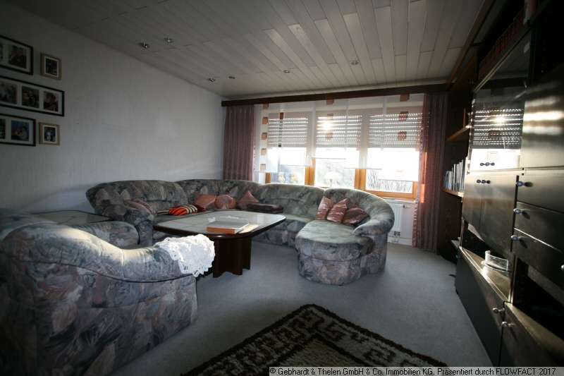 Immobilie in Bad Königshofen im Grabfeld - Einfamilienhaus mit Ausbaupotenzial, Wellnessbereich und großer Scheune - Bild 1