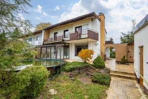 AIGNER - Ruhiges Wohnen in Waldperlach: Doppelhaushälfte mit großzügigem Südgarten