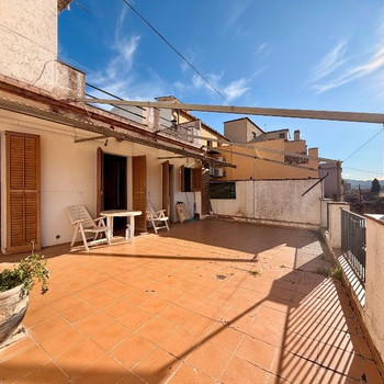 BAIX EMPORDÀ, LA BISBAL DE EMPORDÀ, GEBÄUDE: WOHNUNG+GESCHÄFTSRAUM.