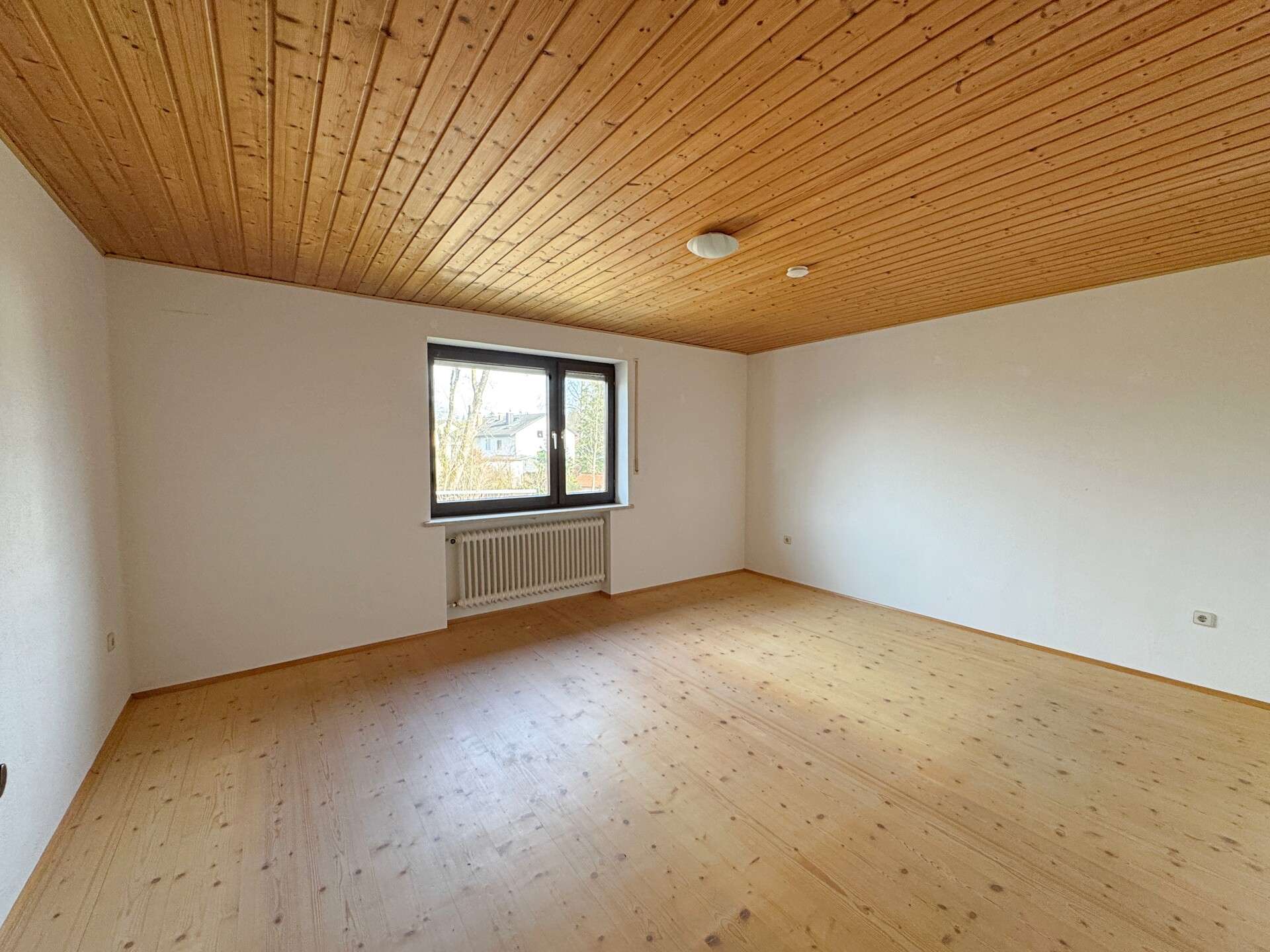 Immobilie in Emmerting - Riesiges Dreifamilienhaus - Perfekt für die ganze Familie, oder als Kapitalanlage - Bild 3