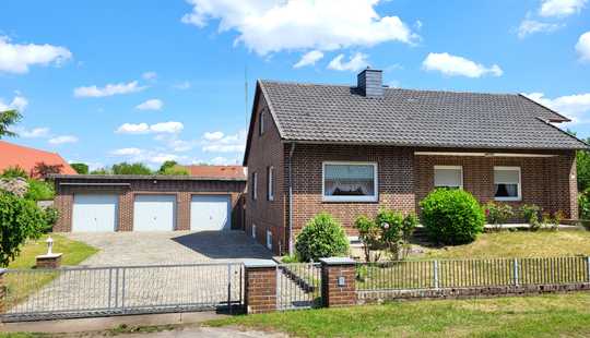 Bild von Sanierungsbedürftiges Wohnhaus mit Keller und drei Garagen - Grundstück weiter bebaubar