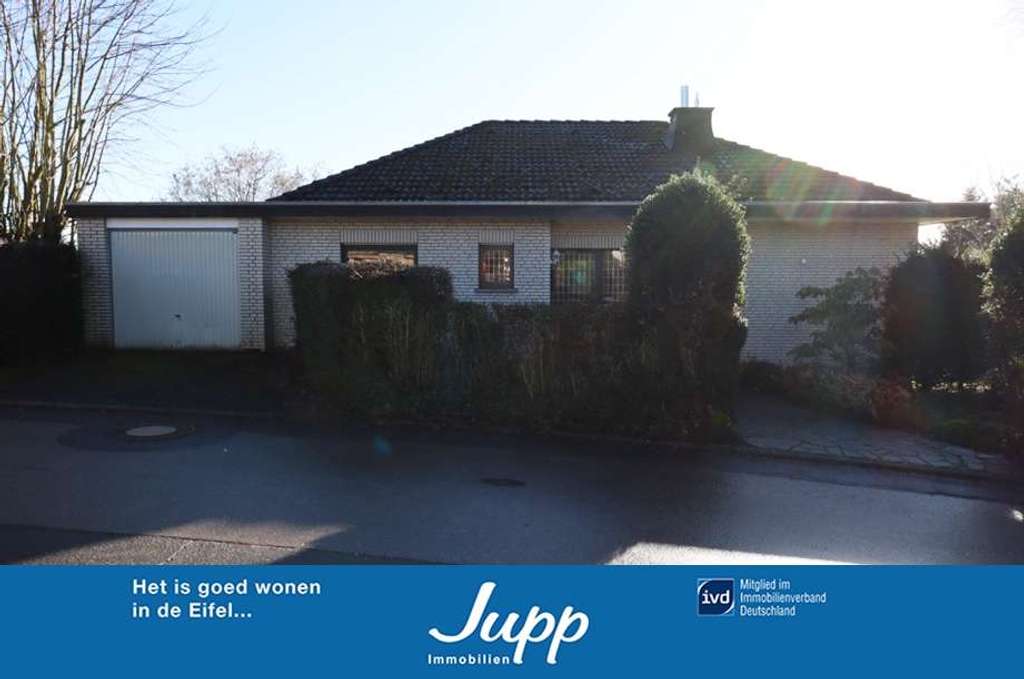 Immobilie in Hillesheim - Freistehendes, geräumiges Einfamilienhaus mit ELW, Garten und 3 Garagen, Hillesheim (42) - Bild 0