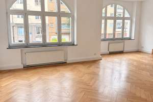 Altbau zum Verlieben: Frisch sanierte Belle Étage mit zwei Balkonen, zwei Bädern und Aufzug