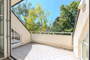 Eingebettet im Grünen – stilvolle 3-Zimmer-Dachgeschosswohnung mit Südterrasse – Die vollständige Adresse der Immobilie erhältst du vom Anbieter., 81827 Waldtrudering, München – Vorschaubild 4