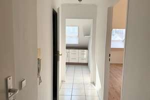 Singles oder Paare aufgepasst – klein, fein & voller Charme: 2-Zi-DG-Wohnung mit Küche & Stellplatz