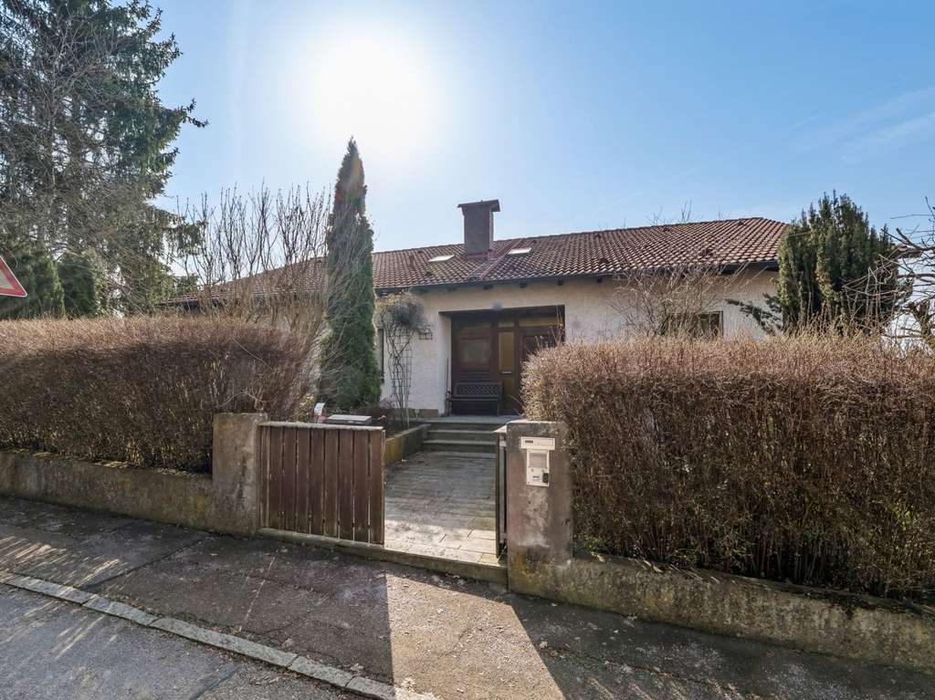 Immobilie in Wemding - Viel Platz für Ihre Liebsten! Großes Einfamilienhaus in Top-Lage in Wemding - Bild 1