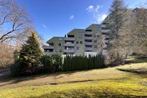 Wohnen im Grünen, großzügige 4,5 Gartenwohnung mit Terrasse und Tiefgarage in Stuttgart-Botnang