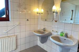 Gelegenheit: 2 Häuser m. ehem. Gastwirtschaft bzw. Büro od. Laden, ca. 300 m2, PV-Anlage + 3 Garagen – Die vollständige Adresse der Immobilie erhältst du vom Anbieter., 94265 Patersdorf – Vorschaubild 16