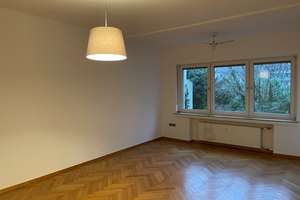 Blick ins Grüne: Schöne 2-Zimmer-Wohnung in Oberkassel/Balkon