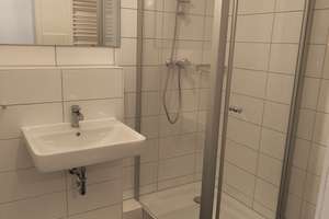 Einzugsbereit: Frisch modernisierte 1,5 Zi. Rentnerwohnung in Suchsdorf zu vermieten