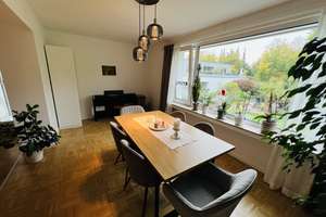 Wunderschöne ruhige, helle 4,5 Zimmerwohnung mit riesem Balkon und Blick ins Grüne