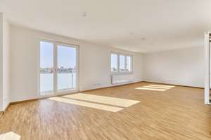 Sehr helle DG-Wohnung mit Dachterrasse, Balkon und Klimaanlage