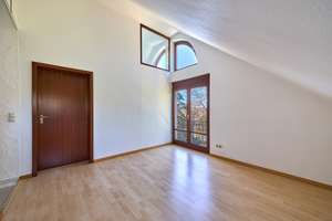 WOHNEN MIT BLICK AUF DIE PFERDEKOPPEL! 4 Zimmer Maisonette mit Stellplatz, Einbauküche und Balkon – Die vollständige Adresse der Immobilie erhältst du vom Anbieter., 65207 Kloppenheim, Wiesbaden – Vorschaubild 18
