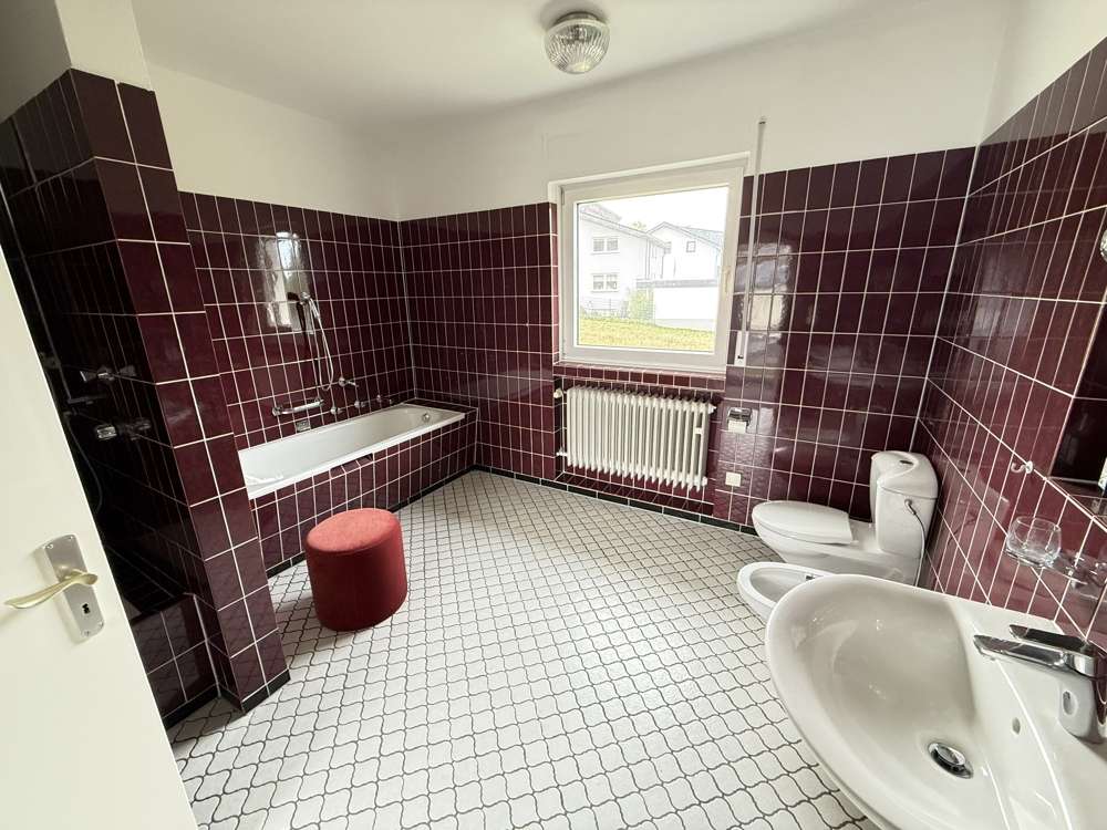 Immobilie in Ransbach-Baumbach - Viel Platz zum Leben - Großzügiges Anwesen auf
  2.300 m² Parkgrundstück - Bild 1