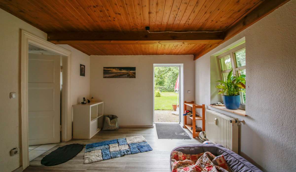 Immobilie in Gelting - Reetdachkate an der Ostsee in idyllischer Alleinlage mit drei Wohnungen  + 2,2 ha Land - Bild 3