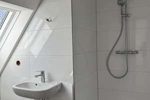 Frisch renovierte Dachgeschosswohnung mit neuer Küche – zentral in Albstadt-Ebingen – 72458 Albstadt – Vorschaubild 4