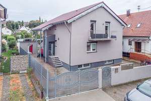 **Freistehendes, kernsaniertes Zweifamilienhaus in ruhiger Wohnlage** – Die vollständige Adresse der Immobilie erhältst du vom Anbieter., 76187 Knielingen, Karlsruhe – Vorschaubild 1