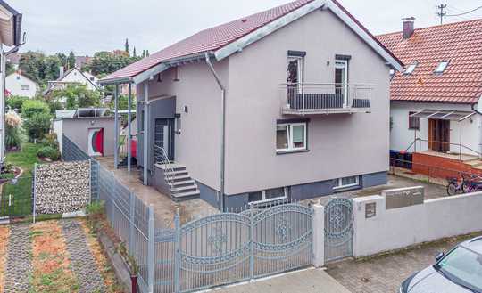 **Freistehendes, kernsaniertes Zweifamilienhaus in ruhiger Wohnlage**