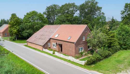 Bild von Sanierungsbedürftiges Landhaus mit Scheune auf großem Grundstück
