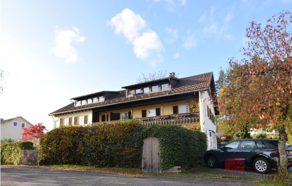 Immobilie in Isny im Allgäu - Vermietete 3-Zimmer-Dachwohnung mit Garage, in einem gepflegtem Mehrfamilienhaus - Bild 1