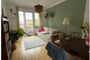 Hell renovierte 3-Zimmer-Wohnung mit Tageslichtbad und Balkon, WG-geeignet