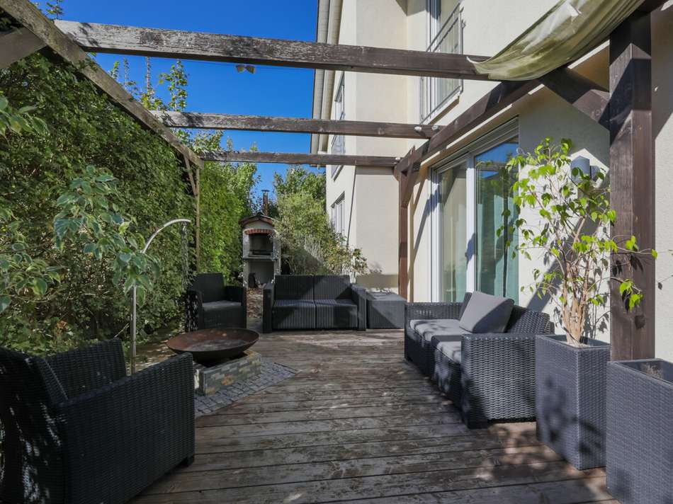 Terrasse mit Feuerstelle und S