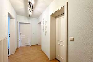 "Schöne 2-Zimmer-Wohnung mit Einbauküche, Balkon, Waschmaschine und Fenstererker" – Jakobstraße 55, 9130 Sonnenberg, Chemnitz – Vorschaubild 2