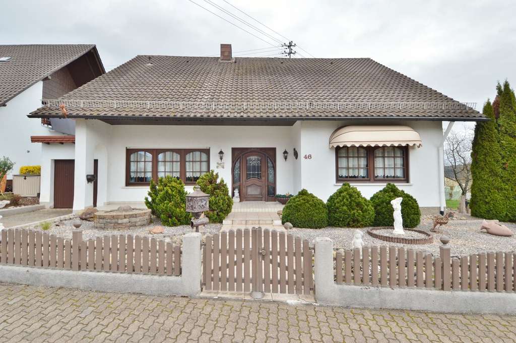 Immobilie in Nalbach - Freistehendes Ein- bis Zweifamilienhaus mit Garage in Top Lage von Nalbach - Bild 1