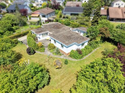 Großzügiger Winkelbungalow auf traumhaft eingewachsenem 1.626 m² großem Grundstück in begehrter Lage