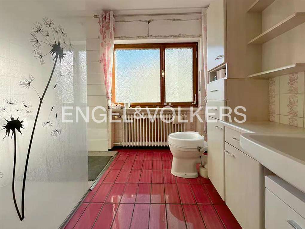 Immobilie in Löhnberg - Großzügiges Ein- bis Zweifamilienhaus mit Terrasse in begehrter Aussichtslage - Bild 1