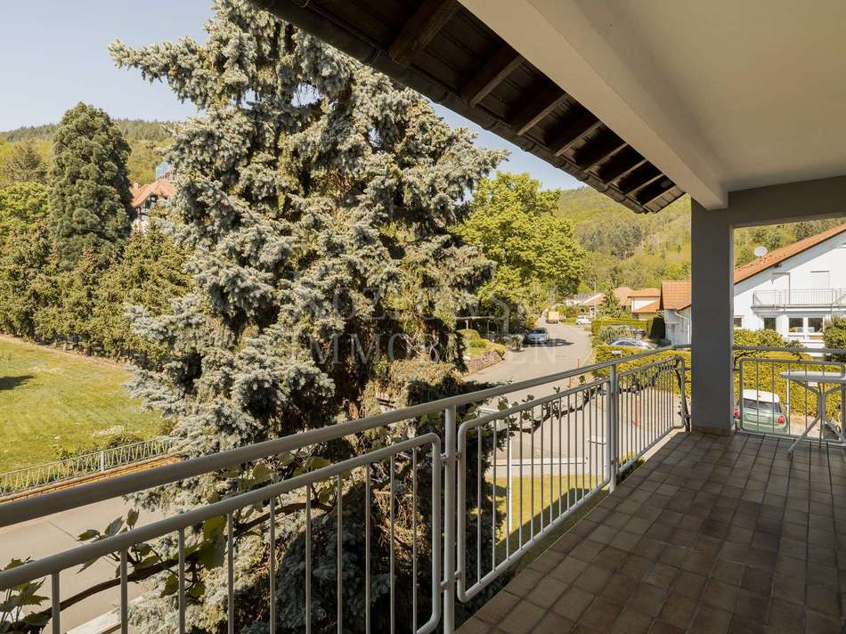 mit Balkon