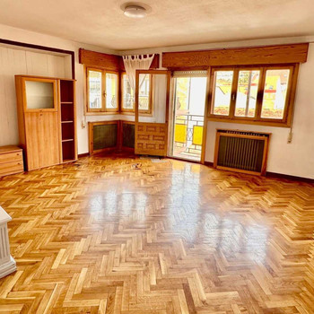 Penthouse von 100m2 mit 3 Schlafzimmern, 1 Bad, großer Terrasse und Balkon in einem dreistöckigen Ge