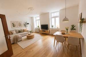 Erstbezug nach Sanierung: Helle und geräumige 2-Zimmerwohnung mit Einbauküche