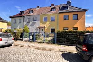 Einziehen & wohlfühlen: Saniertes Reihenmittelhaus mit ca. 410m2 Garten und 2 Stellplätzen
