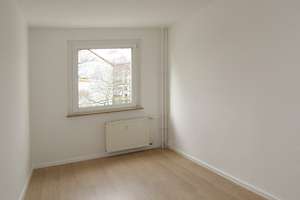 Sonnenbalkon... neues Laminat... Bad mit Fenster... – Lortzingstraße 21, 9119 Kapellenberg, Chemnitz – Vorschaubild 4