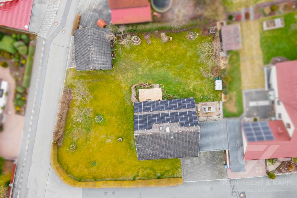 Immobilie in Moosbach - Familientraum auf großem Eckgrundstück! EFH mit Ausbaureserve und neuer PV Anlage in Moosbach - Bild 2
