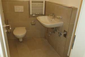 Sanierte 2 Zimmer - Mietwohnung mit Wintergarten, Terrasse und Gartenanteil in Regensburg West – Die vollständige Adresse der Immobilie erhältst du vom Anbieter., 93049 Westenviertel, Regensburg – Vorschaubild 5
